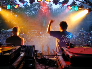 В 2003 году мы организовали вышеупомянутый микроавтобус, позже мы стали более активно продвигать фестиваль в средствах массовой информации, и из года в год наше сотрудничество усиливалось, мы начали организовывать бронирование польских артистов, и это событие становилось все более популярным в стране », - добавляет он