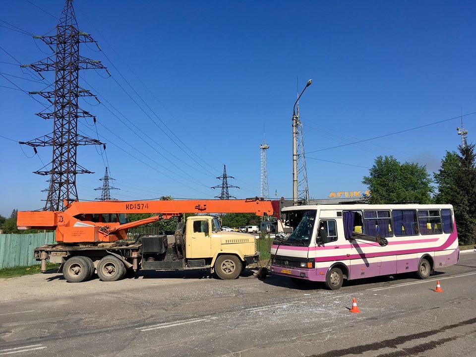 Водитель автокрана, совершая маневр, повредил стрелой длиной примерно 6 метров переднюю часть автобуса