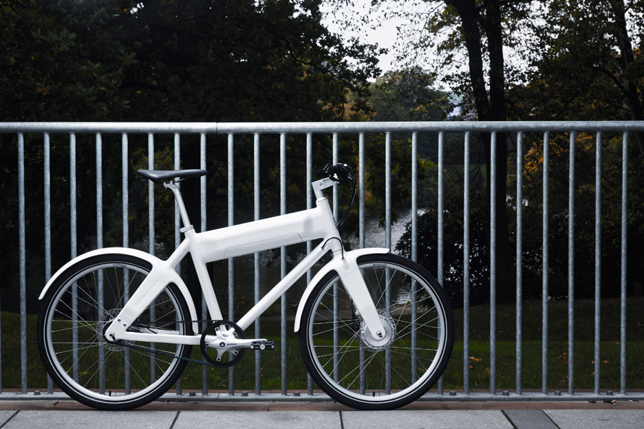 Велосипед имеет легкую карбоновую раму со встроенными крыльями, алюминиевый руль и шток и весит около 40 фунтов (18 кг), что необычно легко для электрического велосипеда